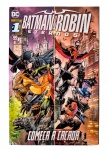EDIÇÃO Nº 1 - DC - BATMAN & ROBIN: "Eternos". nº 1, datada de agosto de 2016, Editora Panini., com 60 páginas. Título de capa: "Começa a Caçada". Lombada com amasso na parte inferior.