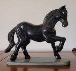 Escultura de cavalo em marmorite patinado, base em mármore. Med. 28x23cmcm
