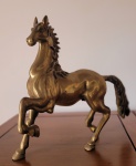 Escultura de cavalo em bronze dourada. Med. 25x32cm