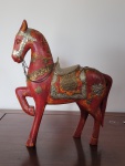 Escultura de cavalo em madeira com pátina vermelha e prata. Med. 25x32