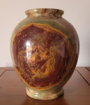 Vaso trabalhado em bloco  mármore italiano "Vaticano", rajado. Med.: 23x18m. Peso: 6,5kg