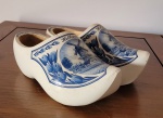 Par de tamancos holandeses em madeira, nas cores azul e branco. Med.: 20x8cm