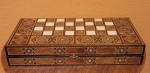 Maleta indiana em madeira marchetada com madrepérola com jogos de xadrez e gamão,  completo. Med.:49x25m. Em perfeito estado, sem uso.