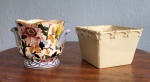 Dois pequenos vasos em porcelana e cerâmica sendo um floral com marca da manufatura no fundo. Med.: 12x10m 10x9cmcm