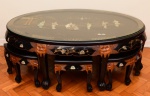 Mesa oriental de centro oval em madeira laqueada com seis banquetas encaixadas, tampo ricamente decorado em relevo com pagode e personagens em madrepérola e bordas com guirlandas. Medida: 52 cm altura x 130 cm compr.x 88 cm Larg; x 46cm Alt. Banqueta: 34 cm x 32 cm x 33 cm. Tudo em excelente estado de conservação.