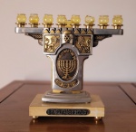 FRANK MAISLER Magen David - Hanukkah em bronze dourado, antigo, base em alabastro. Med.: 21x23cm. Espólio do Dr. Roberto