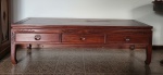 Mesa baixa de encostar estilo oriental com três gavetas em madeira. Med.:  Med.: 1,70m Comprimento x 0,60cm Profundidade x 0,50 cm Altura.