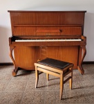 Piano alemão Meister da década de 1960 com banqueta. A marca Meister é associada à fabricante Fritz Dobbert, teclado em marfim. Todo em excelente estado de conservação.