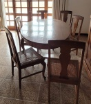 Mesa de Jantar oval antiga em madeira nobre e seis cadeiras com assentos em palhinha indiana(duas das cadeira, assentos precisa restauro na palhinha). A mesa mesa em excelente estado: 0,75cm Alt. x 1,78m de Compr. x 1,10m Larg. Cadeiras: 0,97cm Alt x 0,46cm Larg x 0,47m Prof.
