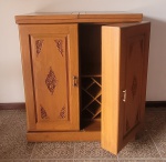 Móvel com adega, duas portas espessas em madeira  maciça, interior com gavetas. Med.: 1,05m Altura x 0,56 x Profundidade x 0,92cm Largura.