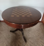 Mesa de jogos com tampo redondo marchetado com tabuleiro de Dama / Xadrez, quatro gavetas. Med. 78cm altura x 1,00m diâmetro.