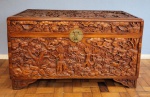 Baú da Indonesia do começo do século XX em madeira toda entalhada com nativos  e florões. 58cm Alt. X 50cm Larg. X 100cm Compr.
