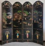 Biombo oriental de quatro folhas em madeira laqueada com detalhes em madrepérola.