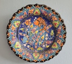Belíssimo medalhão artesanal em cerâmica europeia ricamente policromada com pintura esmaltada. Med.:  32cm de diâmetro.