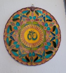 Mandala em vidro multicolor representando símbolo espiritual hindu-budista. Med.:  policromada no estilo vitral  33cm