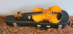Violino LARK Shangai Bay Ling no estojo original. Med.: 47x17cm. Em excelente estado.