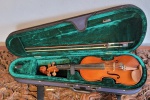Violino PRILLANTE 2001 "Carmem" no estojo original. Med.: 52x18cm. Em excelente estado.