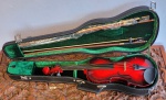 Violino vermelho elétrico Sky Lark Braand, um arco no estojo original. Med.:  60x21cm. Em excelente estado. Acompanha um arco.