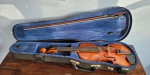 Violino alemão Karl Hofner 11 4/4 Hagenau sem o arco. Med.: 60x22cm, acompanha um arco e um breu.