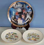 Três pratos decor americanos - Medalhão Danbury Mint  e par de pratos "Let Freedom Ring, Ohio e Pennsylvania". Med.: 31 e 24cm.