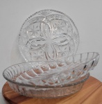 Três pratos para bolo e pudim em vidro moldado. 28cm