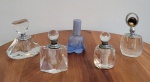 Cinco pequenos perfumeiros sendo quatro em cristal facetado e um em vidro azul fosco. Med.: 8, 6 e 5 cm