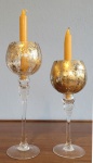 Par elegantes castiçais no formato de taça, em vidro decorado com detalhes dourados. Med.: 30 e 25cm