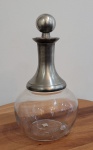 Licoreira indiana em vidro translúcido, gargalo e tampa em metal. Med.: 24cm