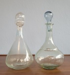 Duas licoreiras antigas em vidro verde. Med.: 26cm