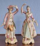 Par de estatuetas em biscuit policromado, provavelmente alemão, representando "Casal de Nobres", Med.: 29cm, apresenta pequena avaria em um dos dedos.