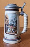 Avon, Uldi Klavim  - Caneca tankard de coleção  Canadá1987 em cerâmica policromada "A construção da América" , tampa em pewter. Med.: 23cm