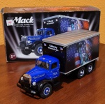 First Gear Mack Dry Goods Van Liberty Fireworks edição especial 1/34 scale. Conservado na embalagem original, perfeito. Med.: 24cm