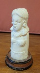Escultura em marfim (Portugal, circa 1920) representando busto de mulher. Med.: 12cm. Apresenta avaria na base, vide imagem extra.