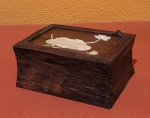 Caixa de charutos muito antiga em ébano, tampa decorada com madrepérola. Med.: 16x11x7cm