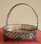 Salva redonda com alça em metal prateado, galeria fenestrada. Med.: 22cm