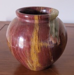 Vaso trabalhado em bloco de mármore rajado italiano. Med. 22cm. Peso: 4,8kg