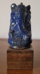 Ganesha, deus hindu, filho de Shiva e Parvati, escultura em resina azul. Med.: 11cm, Base com placa de homenagem ao Dr Roberto Fainstein.