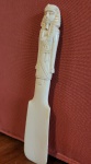 Calcadeira esculpida em marfim, Europa, século XIX, representando faraó. Med. 20cm