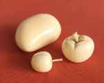 Três frutas, manga (10x6cm), maçã (5x5cm) e pera (5x3cm)  esculpidas em marfim, começo do século XX. CM