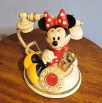 Telefone americano Minnie Mouse em galalite em perfeito estado, funciona com bateria, não testado. Med.: 22cm x 22cm.