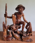 Grupo escultórico em madeira nobre da Indonésia representando "Caçador". Med.: 43x33cm