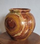 Vaso trabalhado em bloco de mármore italiano rajado. Med.: 14x19cm