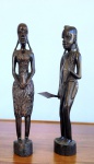 Duas raras e muito antigas esculturas de figuras africanas em ébano. Med.: 31cm e 32cm.