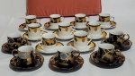 Lote constando de 14 xícaras em porcelana esmaltada nas cores branco e preto, decoração floral com seus respectivos pires, uma xícara com bicado.