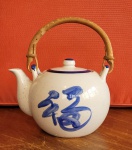 Bule para chá em pasta dura de porcelana oriental, esmaltado e vitrificado nas cores azul e branco, alça isolante em fibra de bambú, med: 22x15 de diâmetro.