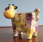 Escultura em cerâmica policromada dita "Boi da fortuna", medindo 16x18cm