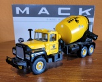 First Gear escala Mack R-Model Mixer Triangle Inc  scale 1/34 19-2283 . Conservado na embalagem original, perfeito. 26cm