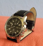 Relógio de pulso TECHNOS AV cronógrafo com mostrador preto e pulseira de couro, na caixa original. Em excelente estado, funcionando.