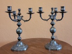 Par de candelabro antigo estilo neoclássico para quatro velas em metal dourado cinzelado, com esfera central.. Med.: 29cm Altura x 26cm Largura.