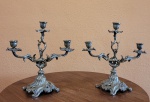 Par de candelabros p/ três velas em bronze dourado. Med.: 23cm Altura x 26cm Largura.